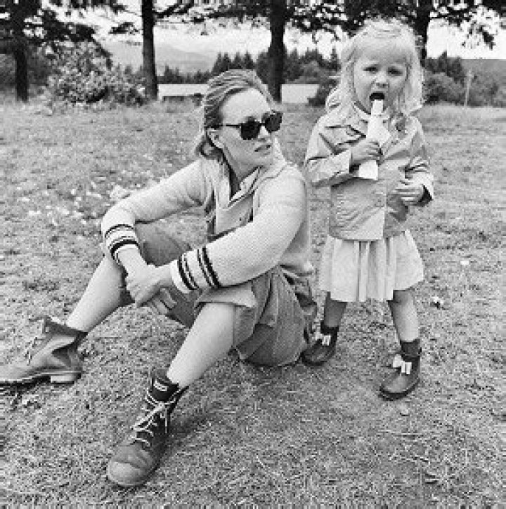 Chris Lowell – Girlfriend, Wife, Children, Siblings, Photography, Net Worth