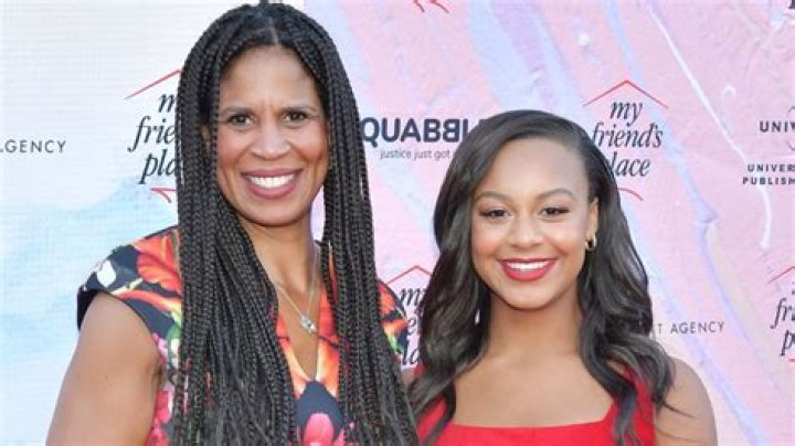 How Tall Is Holly Frazier (Nia Sioux’s Mother)? Height, Net Worth, Job, Age, Facts
