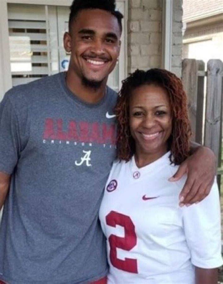 Jalen Hurts Biography, Parents, Girlfriend, Siblings And Other Facts