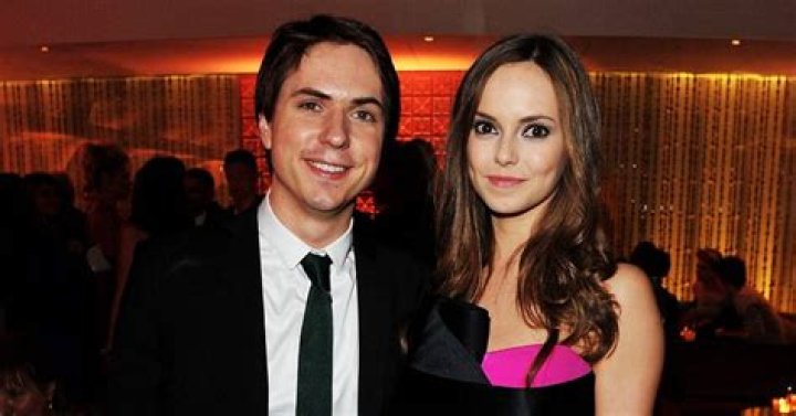 Joe Thomas (Actor) Wife, Age, Height, Kids, Family, Net Worth