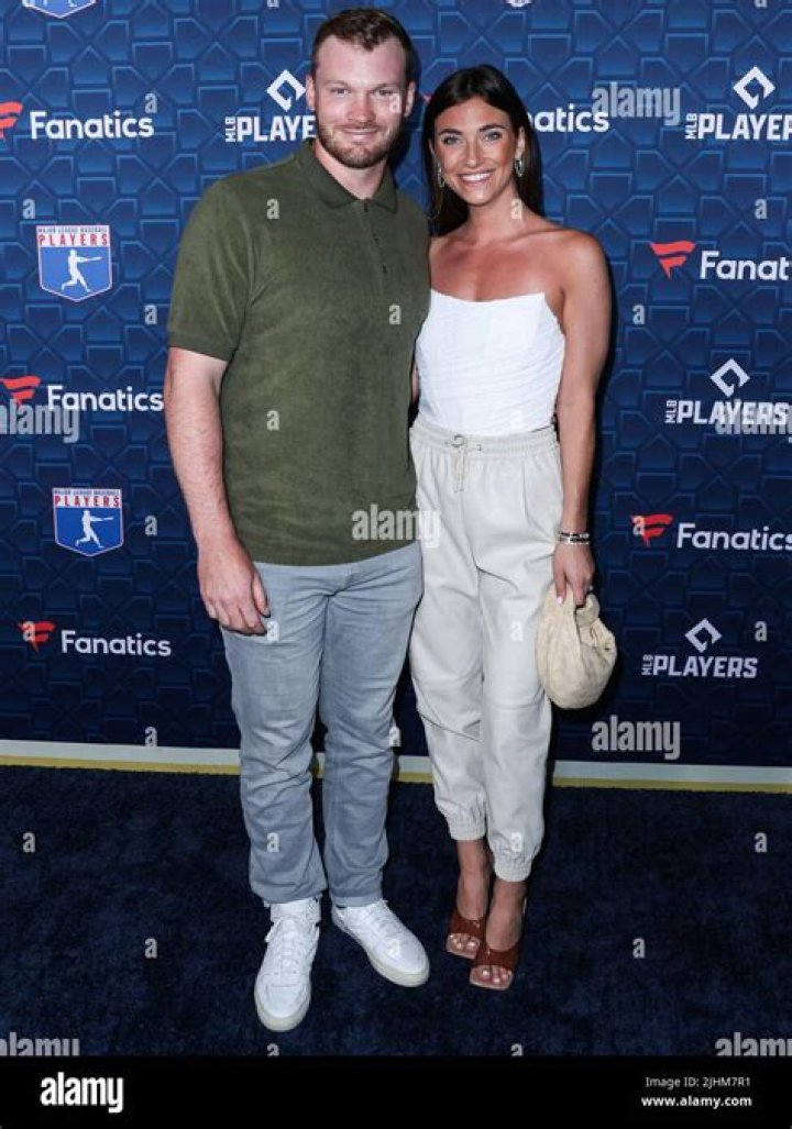 Julie Mazur Age 2022, Height, Wikipedia, Ian Happ Girlfriend, Engagement Ring, Net Worth