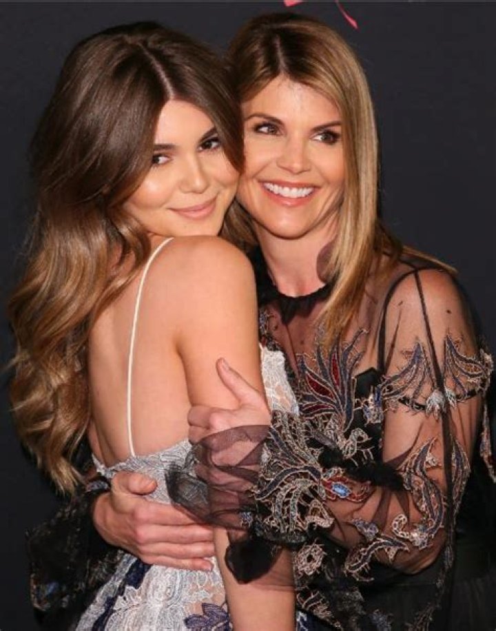Know About Olivia Jade; Parents, Age, Sister, Boyfriend, College
