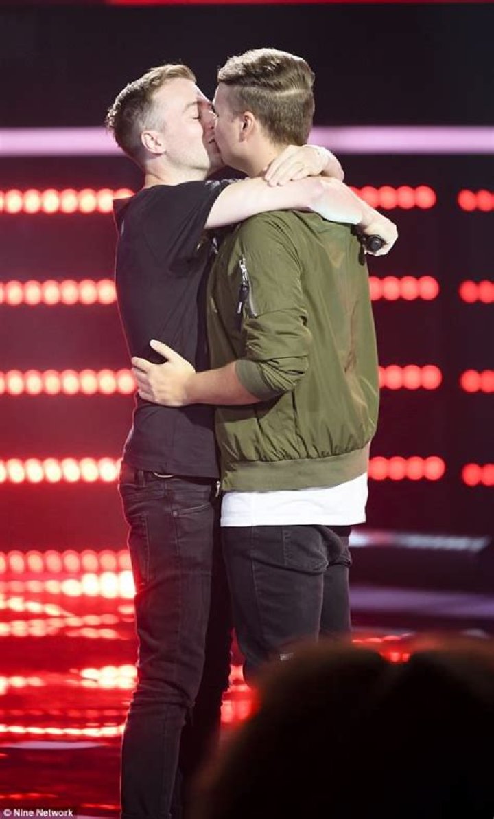 Watch Nathan Brake ‘The Voice’ Fame Onstage Proposal To Boyfriend!