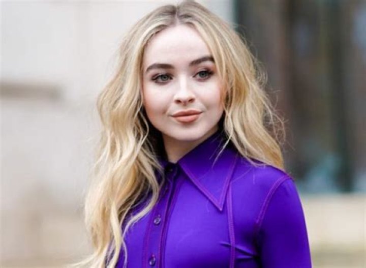 Sabrina Carpenter Age, Height, Feet, Boyfriend, Sister, Parents, Wiki