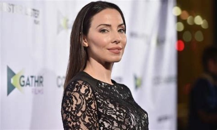 Know About Whitney Cummings; Net Worth, Age, Instagram, Fiancé